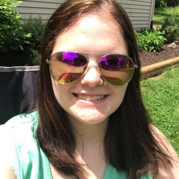 Meet your Posher, Brooke - Picture 1 of 1